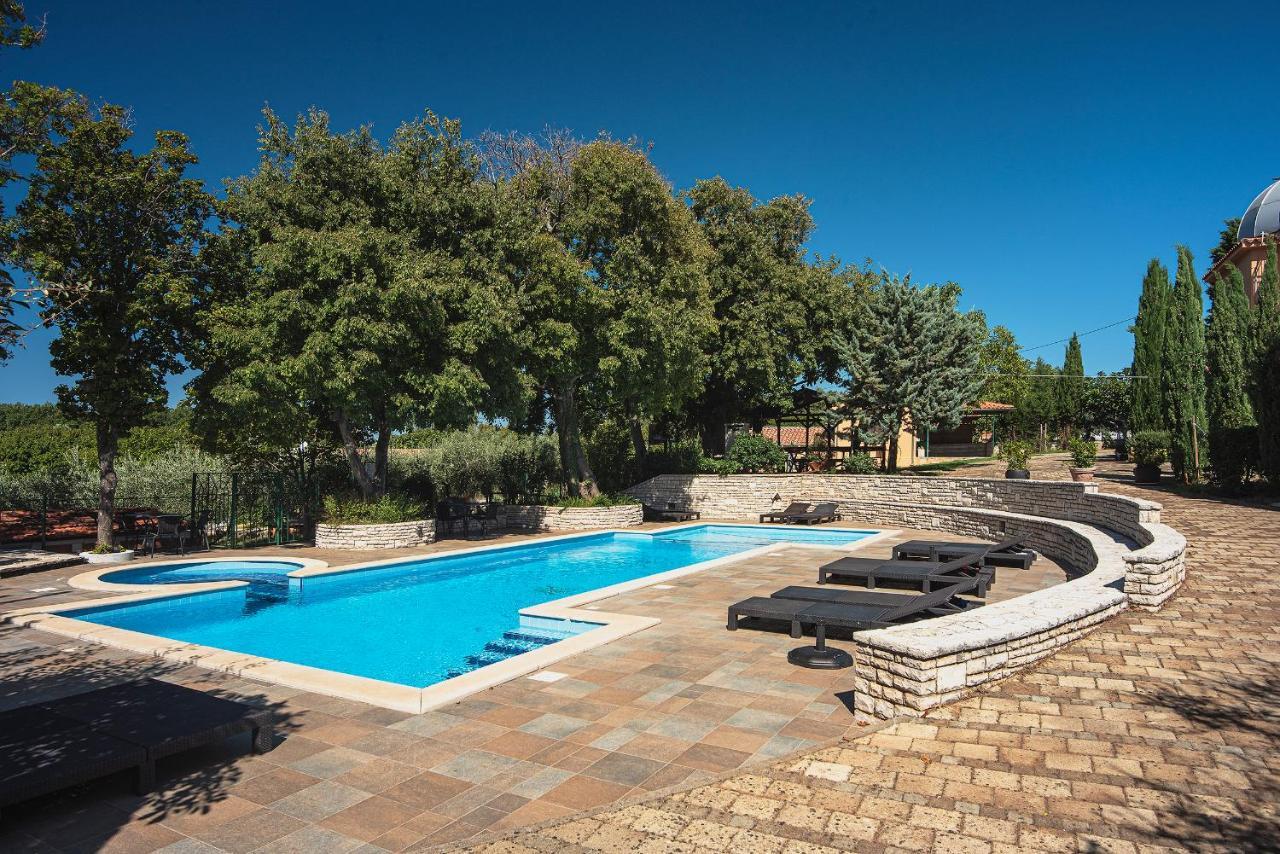 Apartments Universe Pula Exterior photo