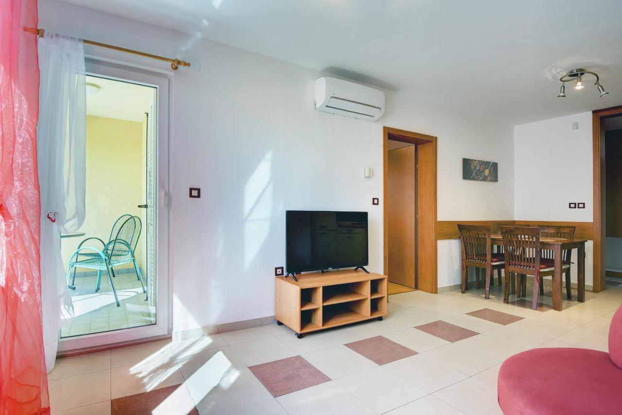 Apartments Universe Pula Exterior photo