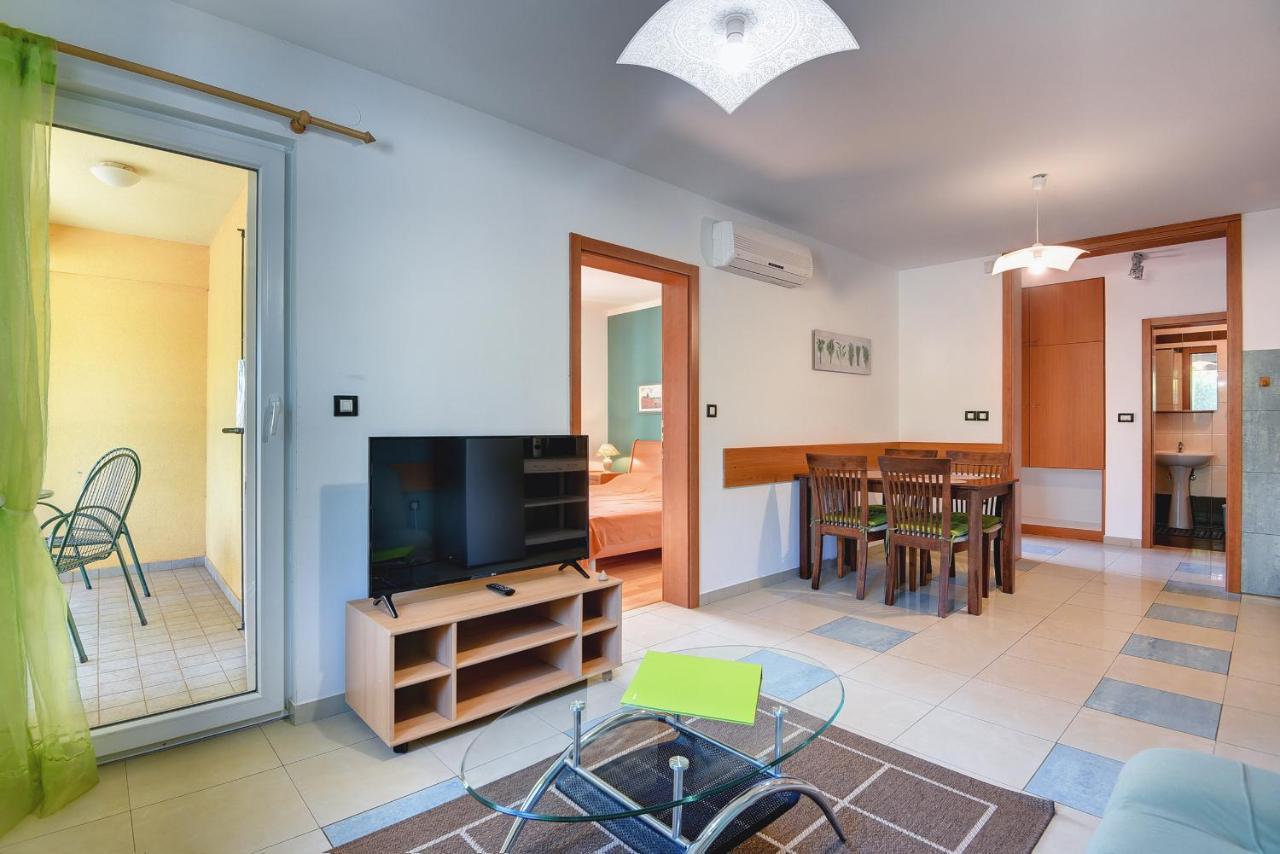 Apartments Universe Pula Exterior photo